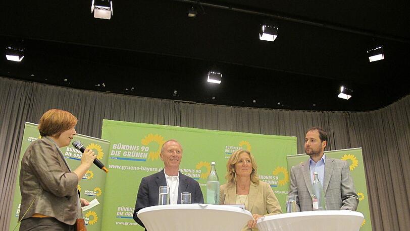 Die Partei-Konkurrenten Hep Monatzeder, Sabine Nallinger und Nikolaus Hoenning auf der Bühne. Die Partei-Konkurrenten Hep Monatzeder, Sabine Nallinger und Nikolaus Hoenning auf der Bühne.