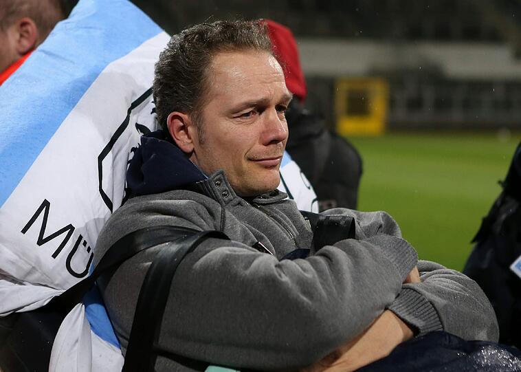 Olaf Bodden wird auf einem Krankenbett auf den Rasen des Grünwalder Stadions gefahren. Am 26. Mai wurde dort ein zweites Benefizspiel für den ehemaligen Löwen-Stürmer ausgetragen.