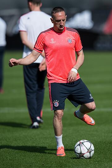 Am Dienstag müssen die Bayern im Viertelfinal-Hinspiel der Champions League gegen Benfica Lissabon ran. Die Bilder vom Bayern-Abschlusstraining an der Säbener Straße.