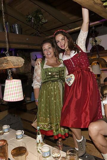 Mädelsrunde im Käfer: Karin Holler und Mary-Ann Wahl.