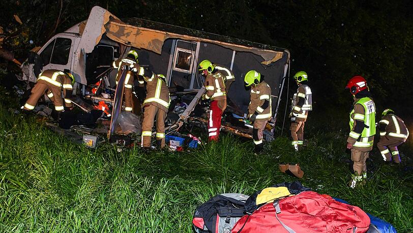 Die Einsatzkräfte vor dem völlig zerstörten Campingwagen. Die Einsatzkräfte vor dem völlig zerstörten Campingwagen.