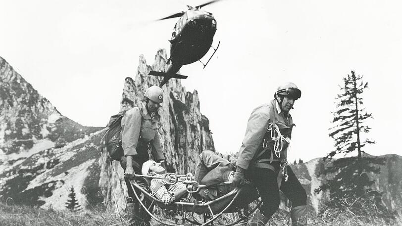 Ein Rettungseinsatz um 1978: Hubschrauber der Luftwaffe aus Penzing und Retter der Bergwacht transportieren einen Verletzten.