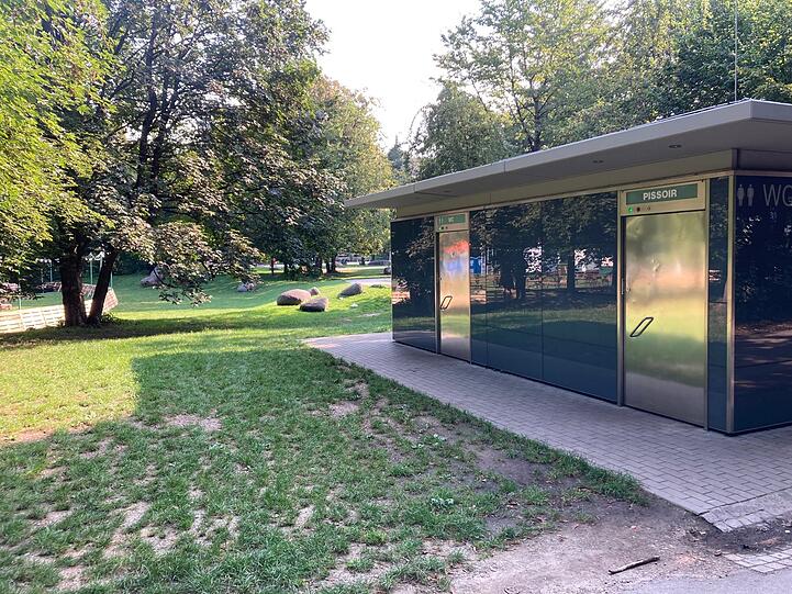 Der Weißenseepark neben dem Katzenbuckel hat die wahrscheinlich modernste Toilette Münchens.