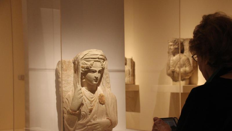 Besucher stehen vor einer antiken Stein-Büste der Bat'a, Tochter von Moqim, (Enkelin von) Malku aus Palmyra, die nach Expertenschätzungen im späten 2. oder frühen 3. Jahrhundert nach Christus entstanden sein soll. Besucher stehen vor einer antiken Stein-Büste der Bat'a, Tochter von Moqim, (Enkelin von) Malku aus Palmyra, die nach Expertenschätzungen im späten 2. oder frühen 3. Jahrhundert nach Christus entstanden sein soll.