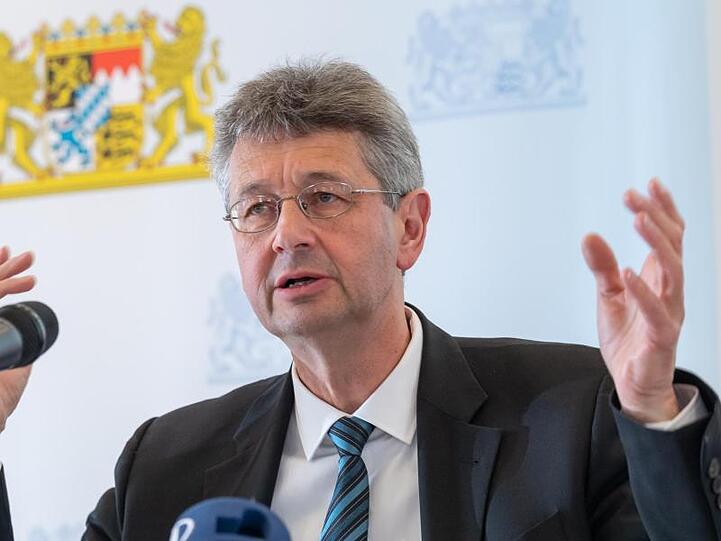 Michael Piazolo (Freie Wähler), Kultusminister in Bayern, vor der Presse. Foto: Peter Kneffel/dpa
