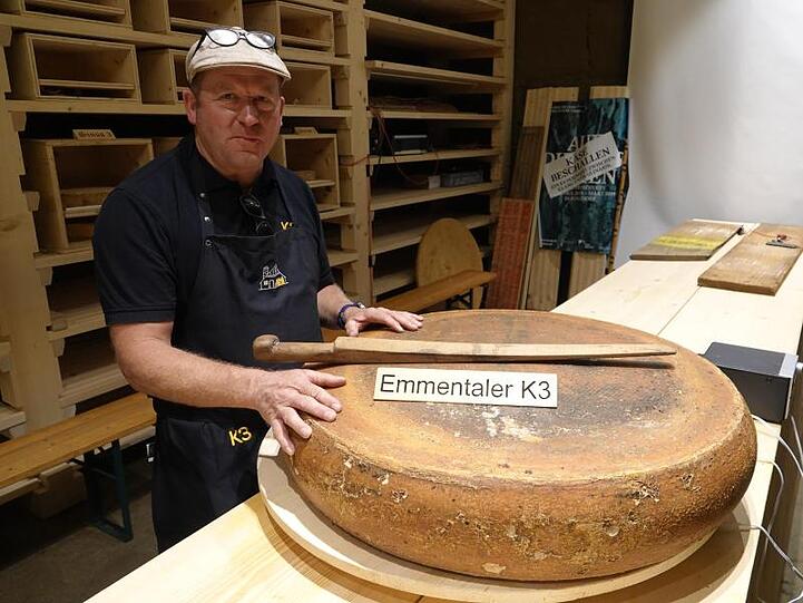 Beat Wampfler in seinem Käselager im Emmental.