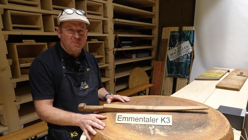 Beat Wampfler in seinem Käselager im Emmental. Beat Wampfler in seinem Käselager im Emmental.