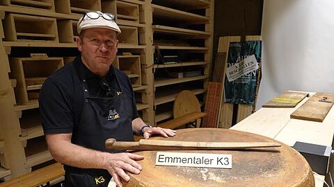 Beat Wampfler in seinem Käselager im Emmental.