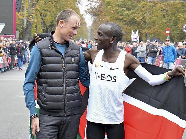 Radstar Chris Froome beglückwünscht Marathon-Weltrekordhalter Eliud Kipchoge in Wien direkt nach dem Zieleinlauf.