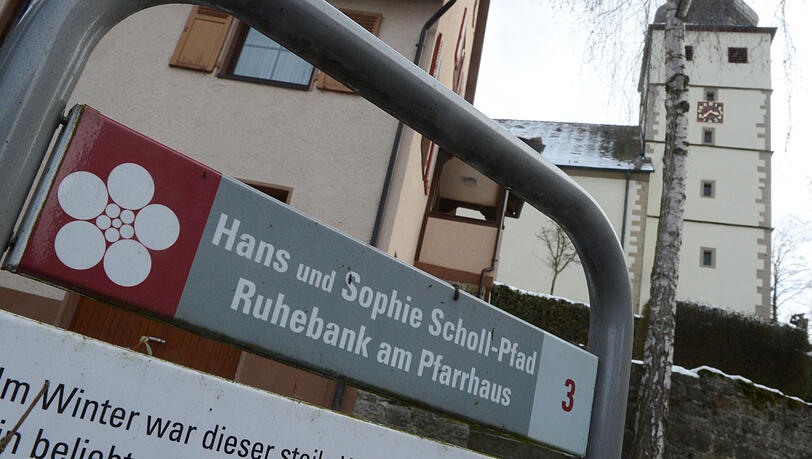 Ein Hinweisschild am "Hans und Sophie Scholl-Pfad" im hohenlohischen Forchtenberg, wo Sophie Scholl geboren wurde.