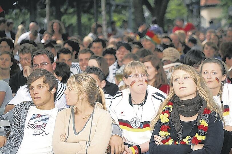 Lange Gesichter bei den Fans der deutschen Nationalmannschaft. Doch nach einer kurzen Schocksekunde feierten sie dann doch mit bei der kroatischen Fußball-Party.