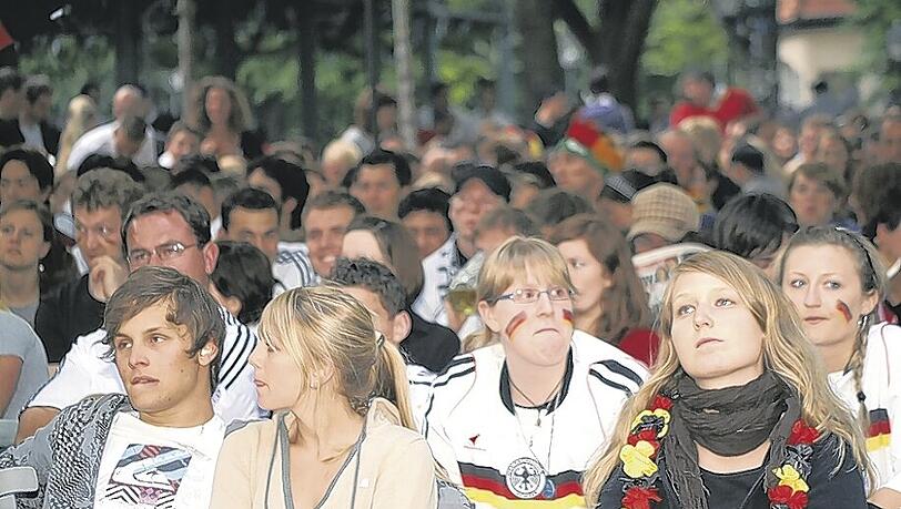 Lange Gesichter bei den Fans der deutschen Nationalmannschaft. Doch nach einer kurzen Schocksekunde feierten sie dann doch mit bei der kroatischen Fußball-Party. Lange Gesichter bei den Fans der deutschen Nationalmannschaft. Doch nach einer kurzen Schocksekunde feierten sie dann doch mit bei der kroatischen Fußball-Party.