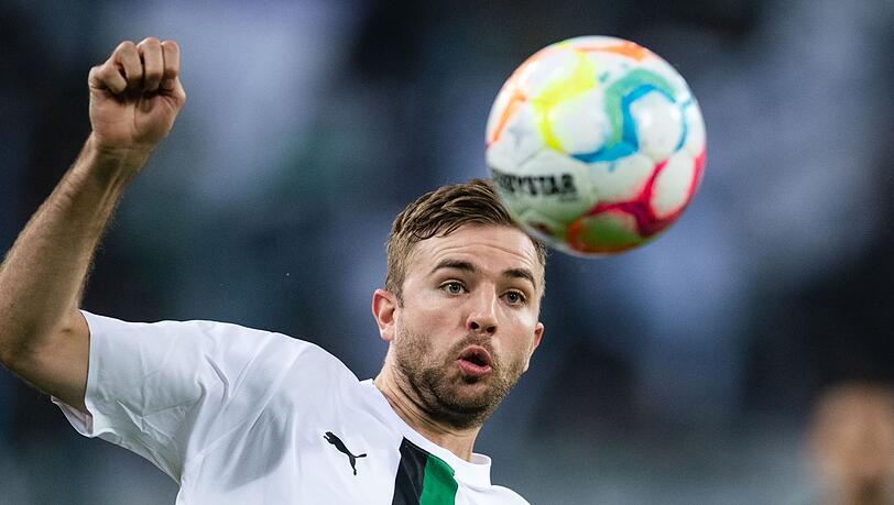 Gladbachs Christoph Kramer spielt den Ball.