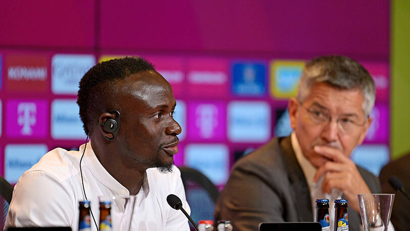 Sadio Mané (l.) und Bayern-Präsident Herbert Hainer.