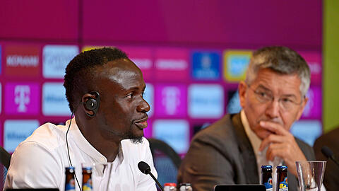 Sadio Mané (l.) und Bayern-Präsident Herbert Hainer.