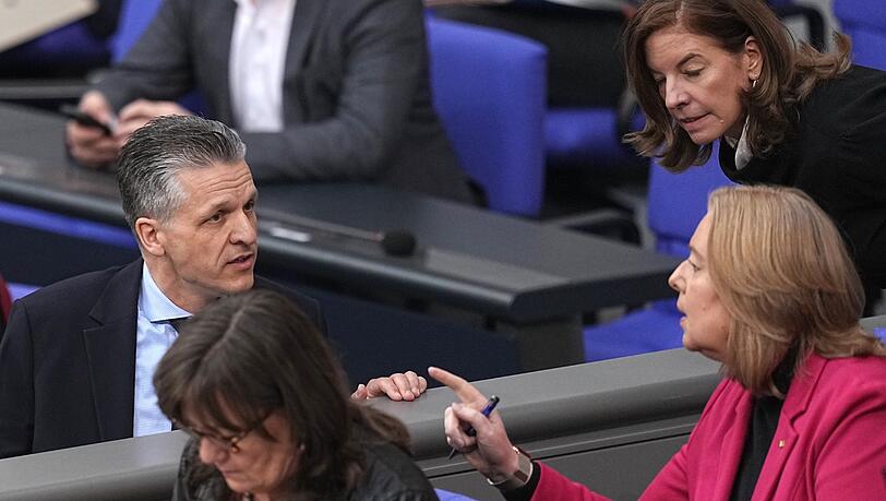 Wie schnell soll es gehen mit der Reform des Bürgergelds? Kanzleramtsminister Frei (CDU) meint, Arbeitsministerin Bas (SPD) sollte schon "in den nächsten Tagen" liefern. (Archivbild)