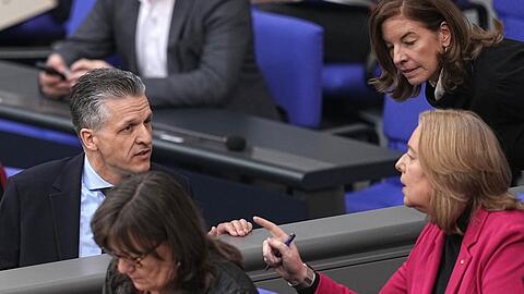 Wie schnell soll es gehen mit der Reform des Bürgergelds? Kanzleramtsminister Frei (CDU) meint, Arbeitsministerin Bas (SPD) sollte schon "in den nächsten Tagen" liefern. (Archivbild)