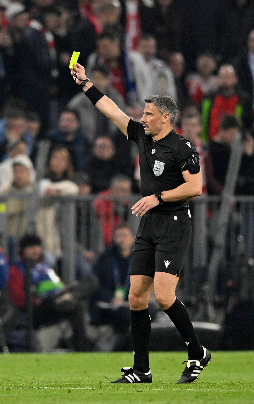 Schiedsrichter Slavko Vincic zeigt Kompany die Gelbe Karte.