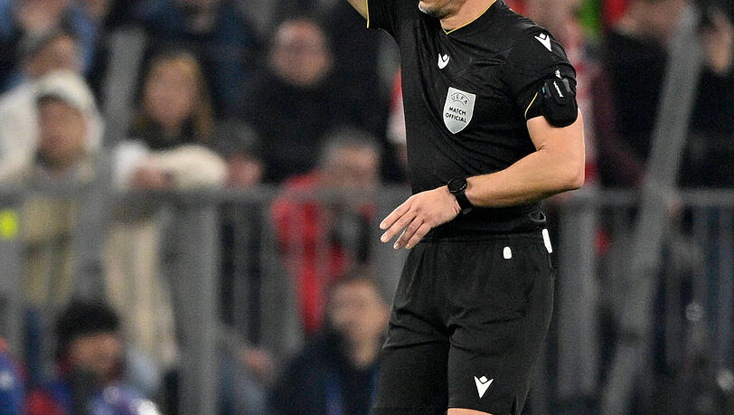 Schiedsrichter Slavko Vincic zeigt Kompany die Gelbe Karte. Schiedsrichter Slavko Vincic zeigt Kompany die Gelbe Karte.