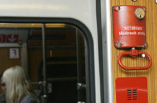 &bdquo;Missbrauch strafbar&ldquo;: Die Notbremse im U-Bahn-Waggon.