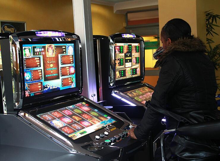Eine Frau sitzt an einem Spielautomaten. In München wächst die Zahl der Spielhallen seit Jahren an &ndash; vor allem in den Straßen rund um den Hauptbahnhof.