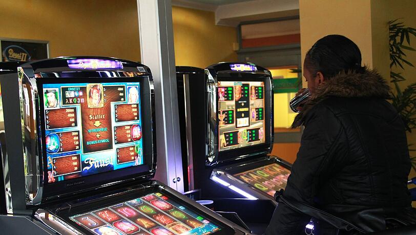 Eine Frau sitzt an einem Spielautomaten. In München wächst die Zahl der Spielhallen seit Jahren an – vor allem in den Straßen rund um den Hauptbahnhof. Eine Frau sitzt an einem Spielautomaten. In München wächst die Zahl der Spielhallen seit Jahren an – vor allem in den Straßen rund um den Hauptbahnhof.