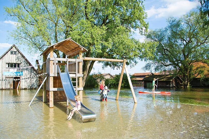 Fanatic-Teamfahrer Fabian Weber erkundet das Hochwasser in Diessen am Ammersee per Stand Up Paddeling