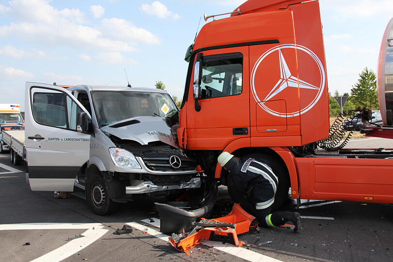 Im Alter regelmäßig die Sehkraft prüfen lassen. Damit man sich sicher im Straßenverkehr bewegt.