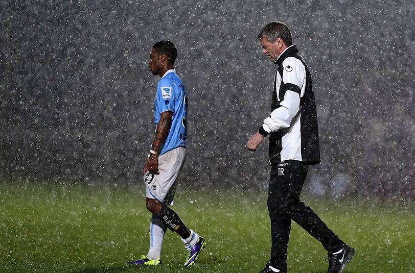Kodjovi Koussou und Löwen-Trainer Friedhelm Funkel.