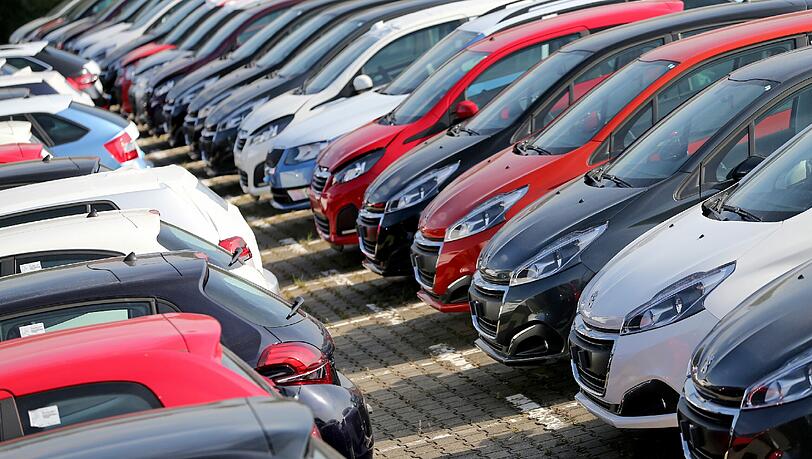 Der deutsche Automarkt entwickelt sich wegen der geringen Anzahl an Neuzulassungen zunehmend zum Schnäppchenmarkt. Der deutsche Automarkt entwickelt sich wegen der geringen Anzahl an Neuzulassungen zunehmend zum Schnäppchenmarkt.