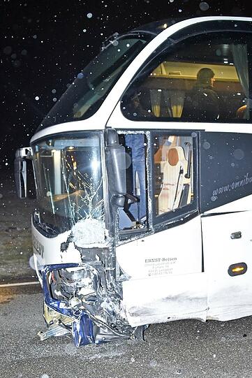 Bei dem schweren Unfall auf der Flugafenzufahrt kam eine 18-jährige Frau ums Leben.