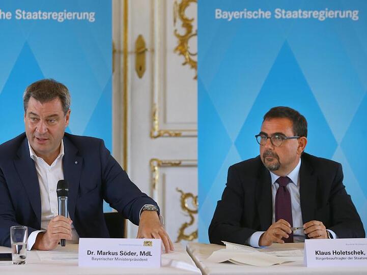 Markus Söder (CSU, l), Ministerpräsident von Bayern, und Klaus Holetschek (CSU), Bürgerbeauftragter. Foto: Karl-Josef Hildenbrand/dpa/Archivbild