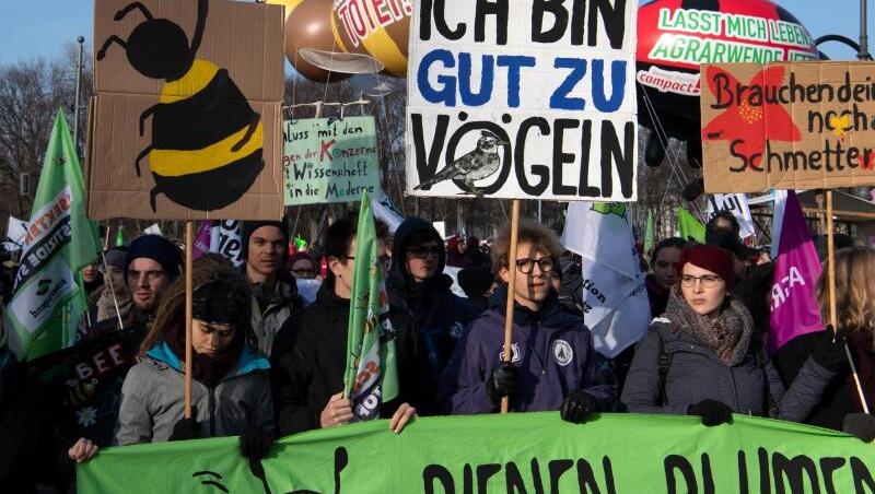 Unter dem Motto "Wir haben Agrarindustrie satt!" demonstrieren Menschen in Berlin. Unter dem Motto "Wir haben Agrarindustrie satt!" demonstrieren Menschen in Berlin.