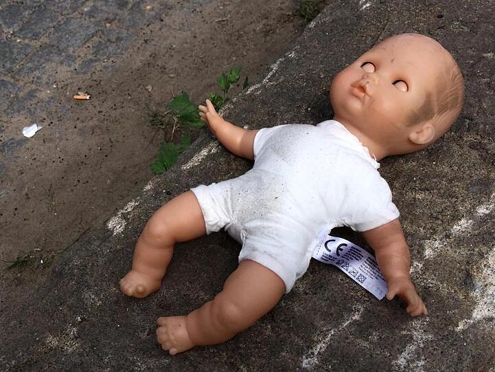 Eine Puppe liegt am Straßenrand. Foto: picture alliance / Daniel Bockwoldt/dpa/Symbolbild