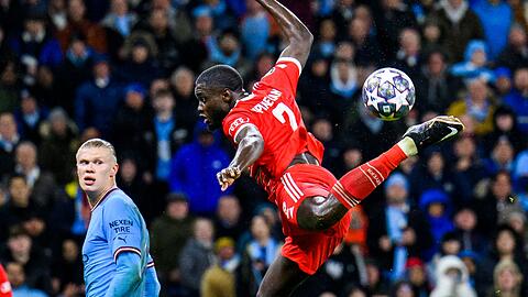 Bayerns Dayot Upamecano hatte im Hinspiel gegen Manchester City nicht seinen besten Tag.