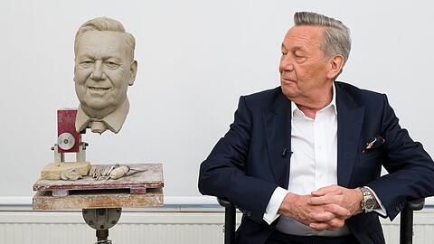 Roland Kaiser begutachtet den Fortschritt seiner Wachsfigur in den "Merlin Magic Making"-Studios in London.