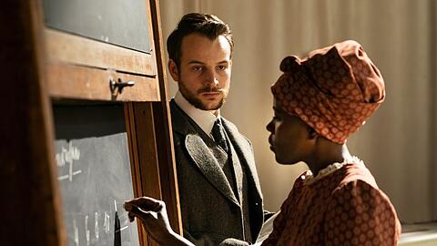 "Der vermessene Mensch": Alexander Hoffmann (Leonard Scheicher), ein ehrgeiziger Ethnologie-Doktorand, lernt Kezia Kambazembi (Girley Charlene Jazama) kennen.