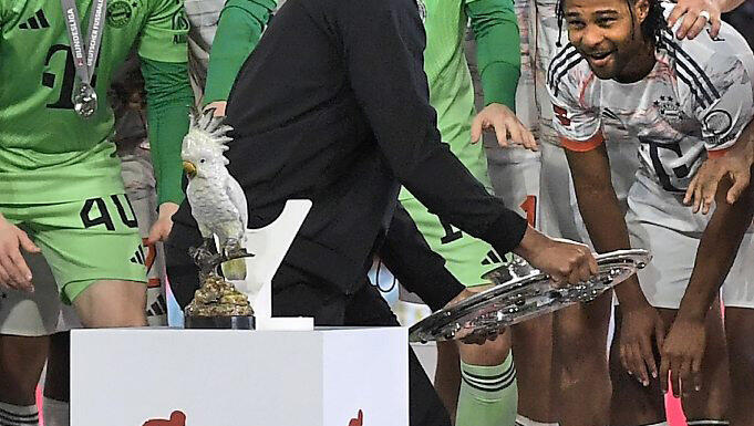 Vincent Kompany und sein neuer Glücksbringer aus dem Edel-Restaurant.