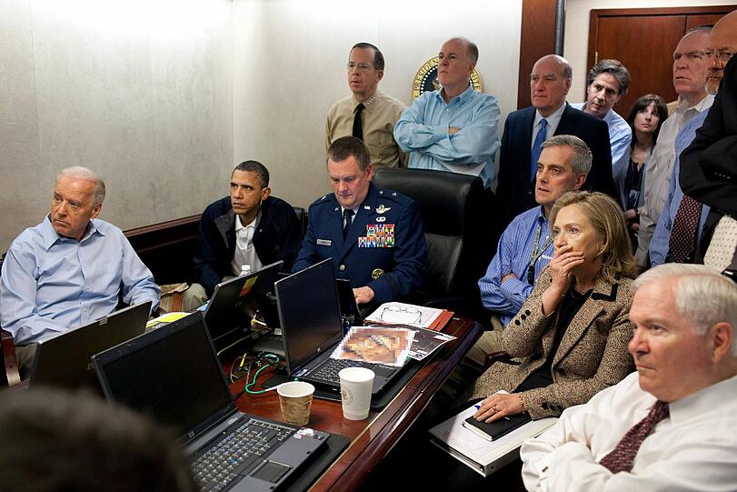 Hier hat das Weiße Haus offenbar bei der Tötung Osamas zugeschaut: Barack Obama (2-L), Vice President Joe Biden (L) und Hillary Clinton (2-R) blicken gebannt in einen Monitor