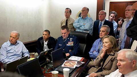 Hier hat das Weiße Haus offenbar bei der Tötung Osamas zugeschaut: Barack Obama (2-L), Vice President Joe Biden (L) und Hillary Clinton (2-R) blicken gebannt in einen Monitor