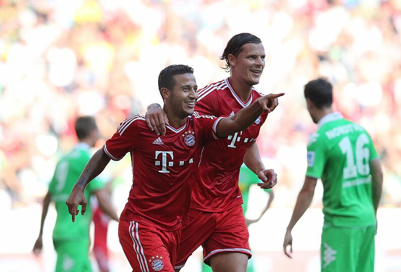 Der FC Bayern (hier Thiago und Van Buyten, v.l.) siegte zwar gegen M'gladbach, musste sich aber den DFB-Frauen geschlagen geben - bei den Einschaltquoten.