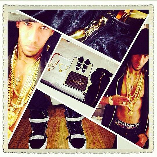 Von Louis Vuitton bis Versace: BVB-Star Pierre-Emerick Aubameyang freut sich über seine Luxus-Weihnachtsgeschenke.
