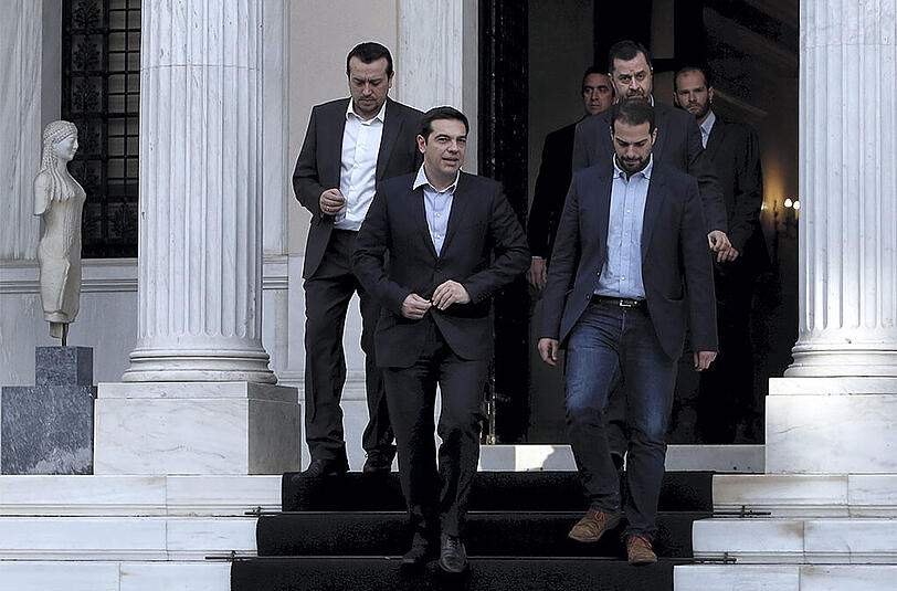 Der Chef der Syriza-Partei und neuer griechischer Ministerpräsident Alexis Tsipras (m.). Heute kommt das griechische Kabinett zu seiner ersten Sitzung zusammen.