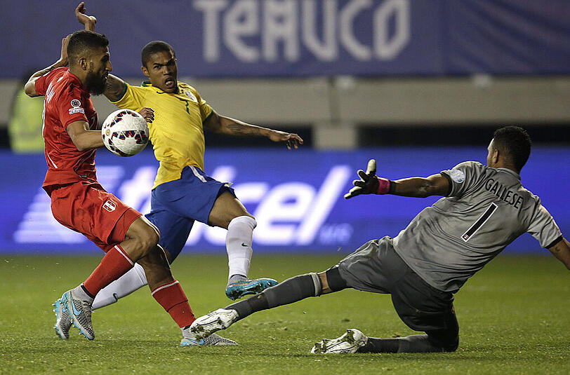 Douglas Costa bei der Copa America (hier im Spiel gegen Peru. Im Viertelfnale scheiterte der mögliche Bayern-Zugang mit der Selecao an Paraguay.