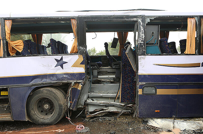 Horror-Unfall in Unterfranken: Ein Sattelzug hat einen Bus mit Kindern und Jugendlichen gerammt - Bilder von der Unfallstelle
