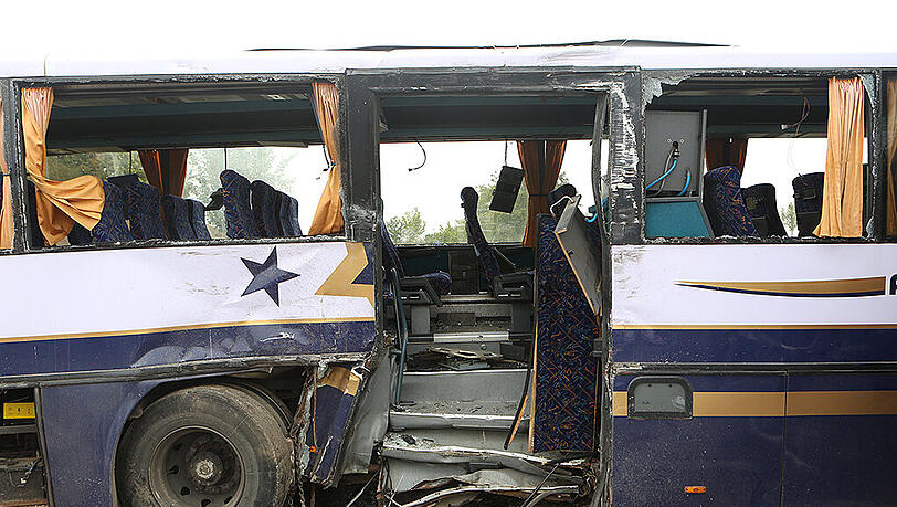 Horror-Unfall in Unterfranken: Ein Sattelzug hat einen Bus mit Kindern und Jugendlichen gerammt - Bilder von der Unfallstelle Horror-Unfall in Unterfranken: Ein Sattelzug hat einen Bus mit Kindern und Jugendlichen gerammt - Bilder von der Unfallstelle