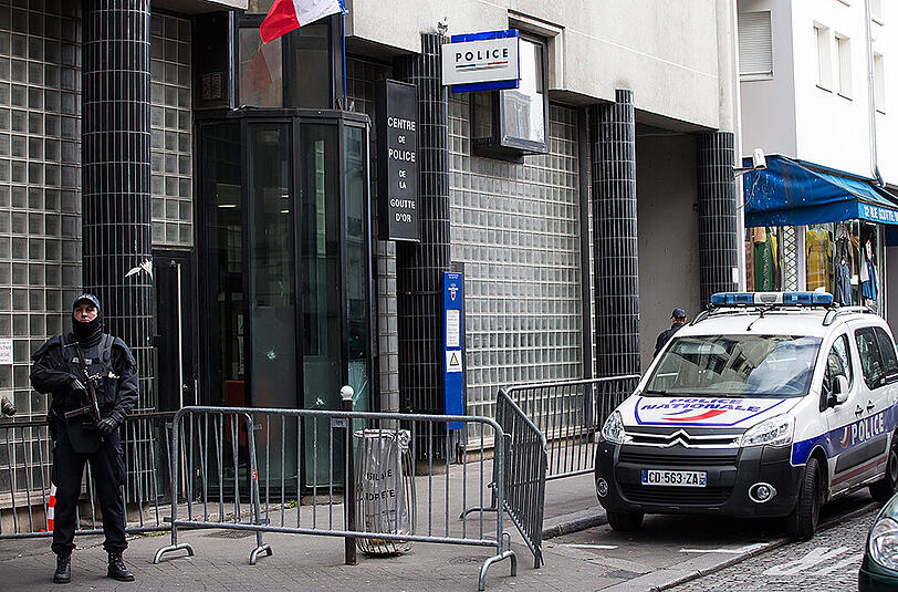 Vor dieser Pariser Polizeistation wurde der Attentäter erschossen.