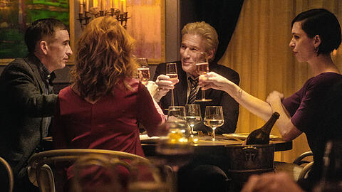 Nach und nach wird klar, es gibt Fundamentales zu besprechen: (v.li.) Steve Coogan, Laura Linney, Richard Gere, Rebecca Hall.