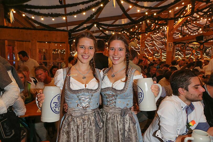Leonie und Sarah im hellblauen Dirndl haben das Treffen organisiert.