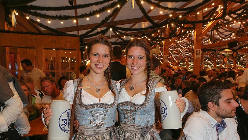 Leonie und Sarah im hellblauen Dirndl haben das Treffen organisiert. Leonie und Sarah im hellblauen Dirndl haben das Treffen organisiert.
